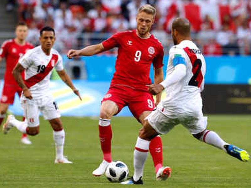 FIFA World Cup 2018: Denmark beat Peru 1-0 | FIFA World Cup 2018 : अटीतटीच्या लढतीत डेन्मॉर्कचा पेरूवर 1-0नं विजय 