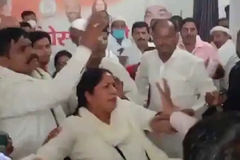 uttar pradesh deoria congress woman worker beaten up-for opposing ticket to rep accused leader | बलात्कारातील आरोपीला काँग्रेसची उमेदवारी, विरोध करणाऱ्या महिला नेत्याला कार्यकर्त्यांकडून मारहाण