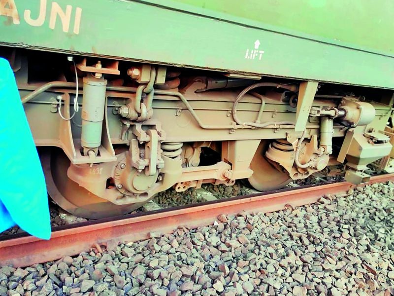 Railway Engine derailed on Nagpur-Delhi route | नागपूर-दिल्ली मार्गावर रेल्वे इंजिन रुळावरून घसरले