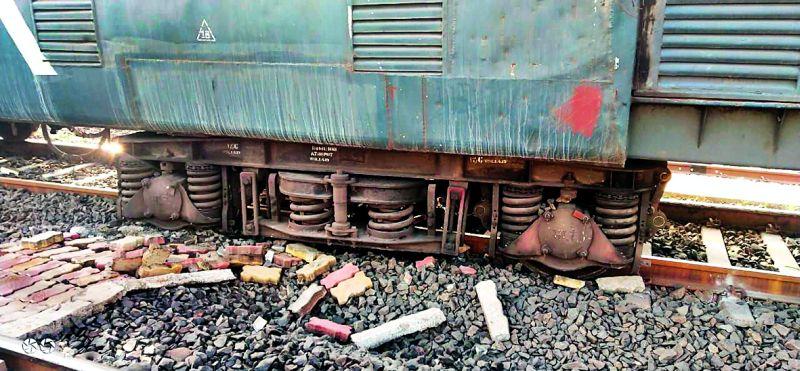 In Itwari the Millennium Parcel express derailed | इतवारीत मिलेनियम पार्सल एक्स्प्रेस रुळावरून घसरली