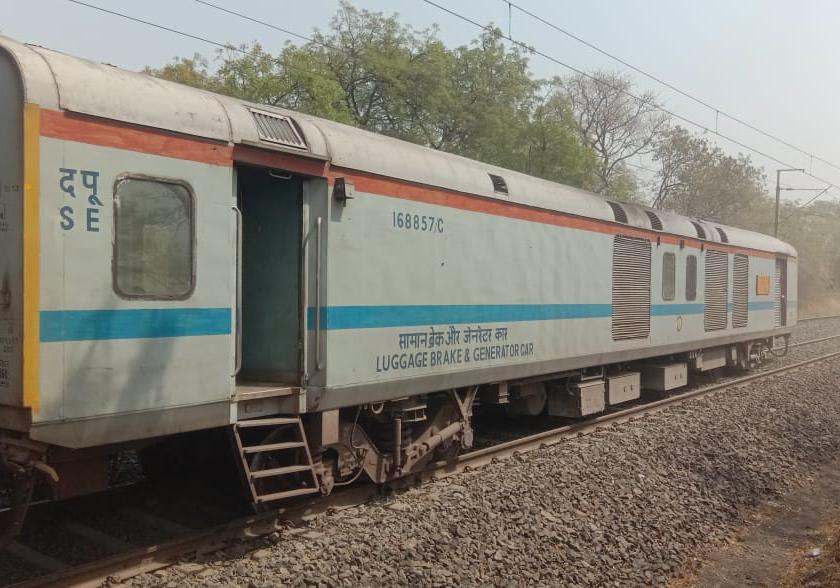 A coach of Gitanjali Express derailed; No casualties | गीतांजली एक्स्प्रेसचा एक डबा रुळावरून घसरला; कोणतीही जीवीतहानी नाही