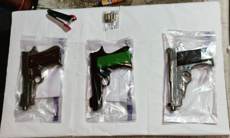 In Khamgaon, three indeginious pistols and four live cartridges were seized | खामगावात तीन देशीकट्टे, चार जीवंत काडतुसे पकडली