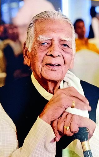Armed revolutionary Raja Deshpande passes away | क्रांतिकारक राजा देशपांडे यांचे निधन