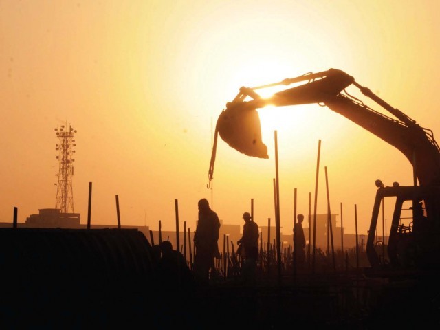 Corporators fear to lag behind development works | विकासकामे रेंगाळण्याची नगरसेवकांना भीती
