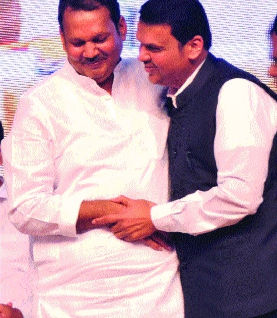  Goddardant's hug .. Shitali for kings: dramatic developments in front of Sharad Pawar | देवेंद्रपंतांची मिठी.. अन् राजेंसाठी शिट्टी: शरद पवारांसमक्ष नाट्यमय घडामोडी
