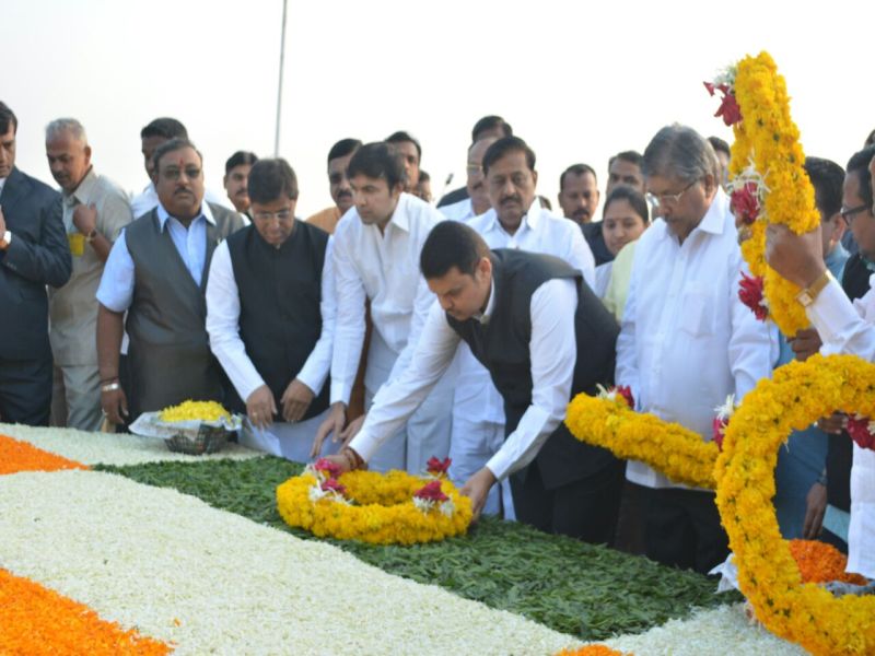 Devendra Fadnavis Paid tributes to the First Chief Minister of Maharashtra Shri Yashwantrao Chavan at Karad | परिवर्तनाची प्रेरणा मिळण्यासाठी यशवंतराव चव्हाण स्मृतिस्थळी नतमस्तक - देवेंद्र फडणवीस