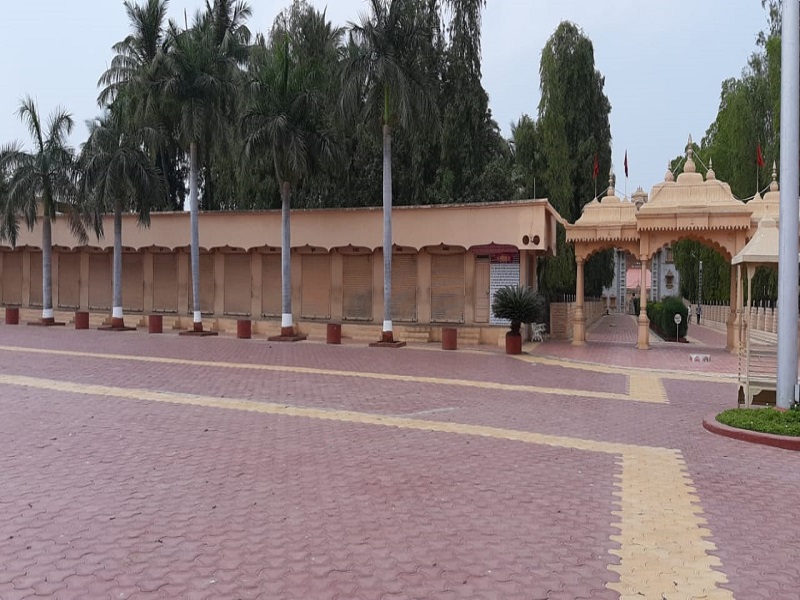 Devgad temple in Nevasa taluka closed for devotees | नेवासा तालुक्यातील देवगडचे मंदिर भाविकांसाठी बंद