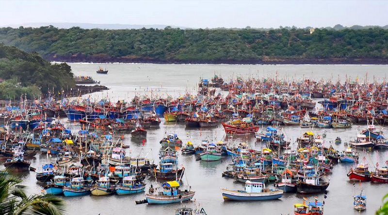 Stormy conditions Fishing boats docked at the port in Devgad | वादळसदृश परिस्थिती; मच्छीमार नौका बंदरावर स्थिरावल्या, मत्स्य व्यवसाय अडचणीत