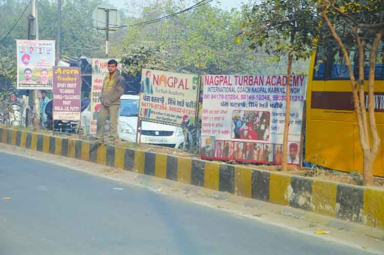 Attack of advertisers on the divider of Wadala Pathardi road in Nashik | नाशिकच्या वडाळा पाथर्डी रस्त्यावरील दुभाजकांवर जाहिरातफलकांचे आक्रमण