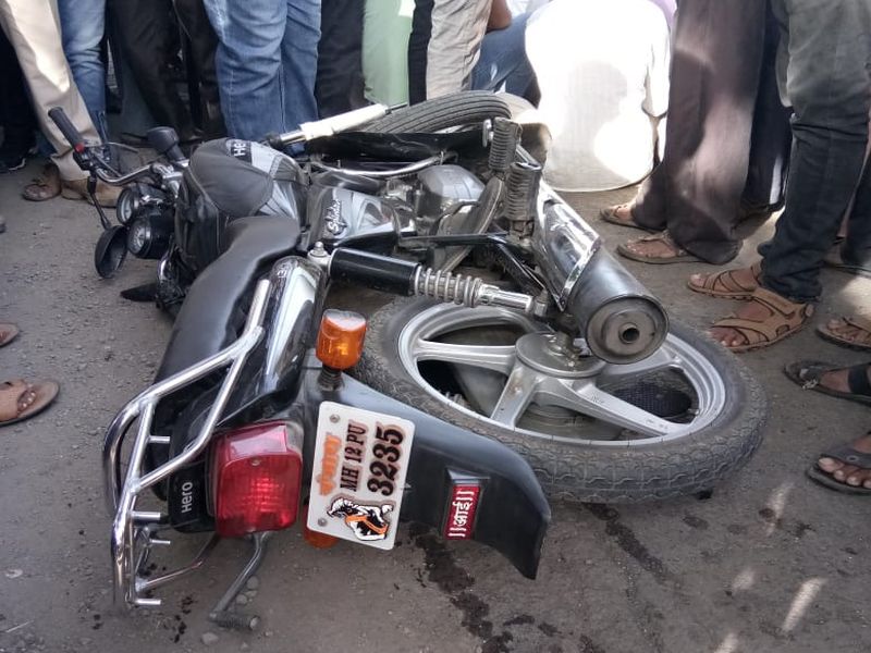 Two killed in accident near Devrai Village in Pathardi | देवराईमध्ये बस आणि दुचाकीचा भीषण अपघात, दोघांचा मृत्यू 