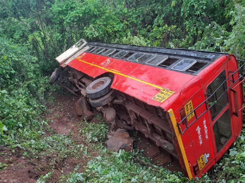 ST bus overturned in valley at Karambale Ratnagiri, 11 injured | Ratnagiri: करंबेळे येथे एसटी बस दरीत उलटली, ११ जण जखमी