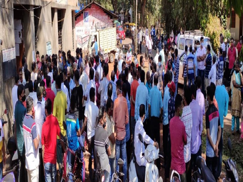 Traders angry over encroachment removal campaign by Devrukh Nagar Panchayat | देवरूख नगरपंचायतीने केलेल्या अतिक्रमण कारवाई विरोधात व्यापारी आक्रमक, नगरपंचायतीवर व्यापाऱ्यांची धडक