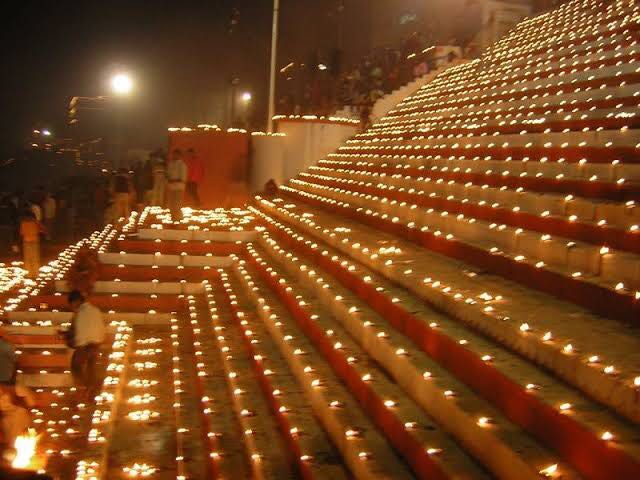 Thousands of lamps are fluttering in the Himalayas | हजारो दिव्यांनी झगमगला ऐतिहासिक देवतलाव  