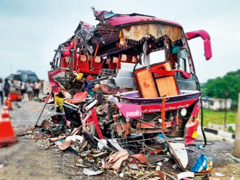 Bus of Amarnath pilgrims cut in half by private travels, terrible accident in Buldhana; National highway blocked | अमरनाथ यात्रेकरूंच्या बसला खासगी ट्रॅव्हल्सने अर्धे चिरले, बुलढाण्यात भीषण अपघात; राष्ट्रीय महामार्ग ठप्प