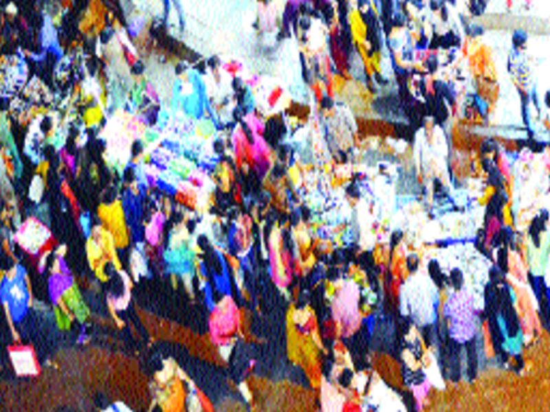 The enthusiasm of the shopping of Diwali, the choice of shopping in the mall, and the clash of clothes | दिवाळीच्या खरेदीचा उत्साह शिगेला, मॉलमधील खरेदीला पसंती, कापडखरेदीला फटका