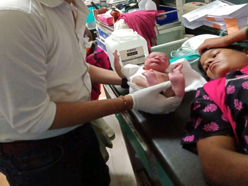 Delivery of woman in a running locality; Maternity made by mother and mother-in-law; Michalek is well | धावत्या लोकलमध्ये आई आणि सासूने केली प्रसूती ; मायलेक सुखरूप    