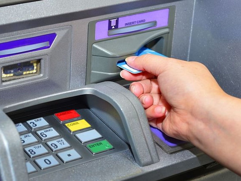 ATM card stuck; The young man broke the machine to get out | एटीएम कार्ड अडकले; बाहेर काढण्यासाठी तरुणाने मशीन तोडले