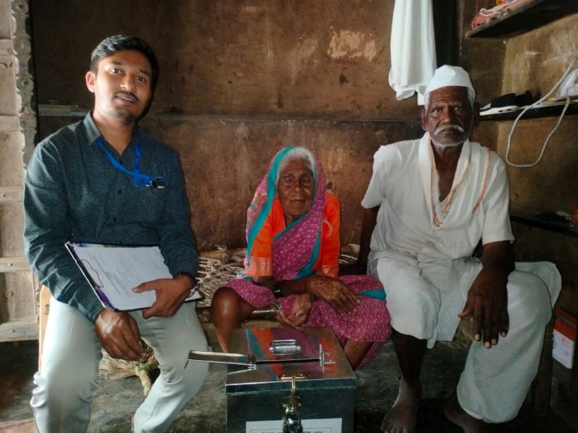 Bahinabai exercised her right to vote, home voting for senior citizens and disabled people started in Akola Lok Sabha constituency | बहिणाबाईंनी बजावला मतदानाचा हक्क, अकोला लोकसभा मतदारसंघात ज्येष्ठ, दिव्यांगांच्या गृह मतदानाला प्रारंभ  