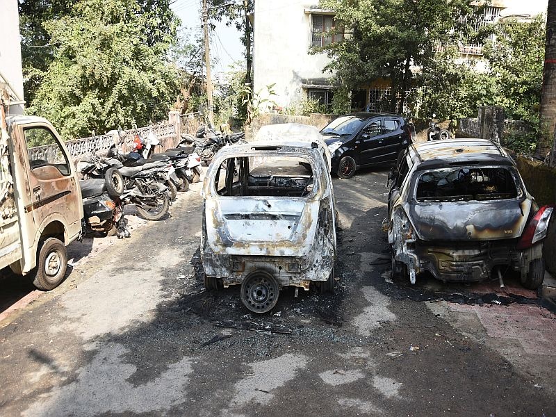 The fire that took place in Adarshnagar, Chikhali, damaged 9 cars | आदर्शनगर, चिखली येथे लागलेल्या आगीत ९ वाहनांचे नुकसान; दोन चारचाकी जळून खाक