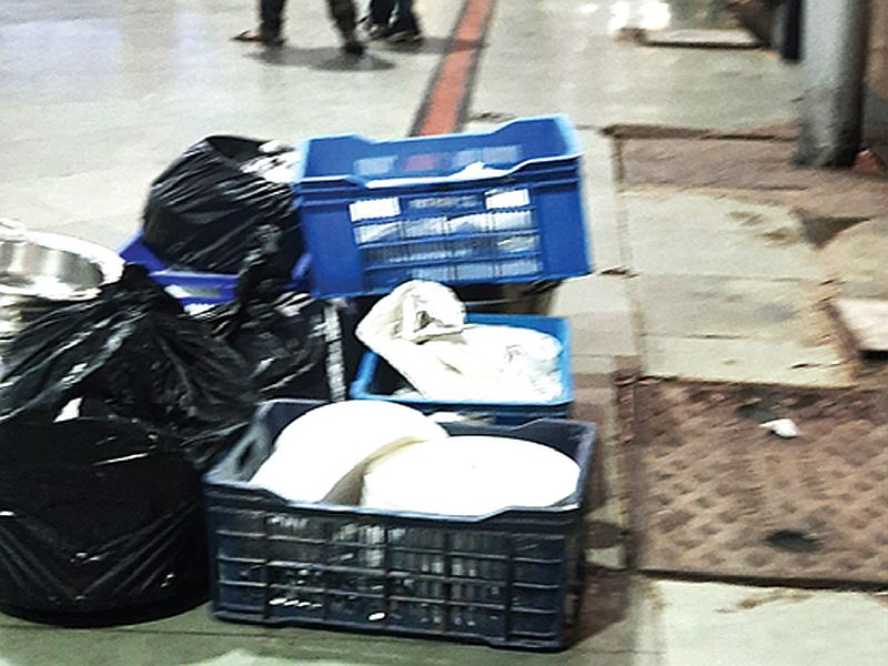 Large trash cans have been placed near the food stall at the CSMT station | जिथे खातो, तिथेच कचऱ्याचे डबे; सीएसएमटी स्थानकावरील खाद्यपदार्थांची किंमत अव्वाच्या सव्वा