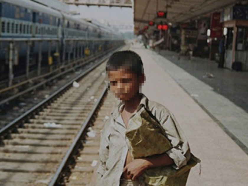 West bengal father broke relationship with his covid infected son and left at the railway station kolkata | हृदयद्रावक! मुलाला कोरोना झाला म्हणून बापानं नातंच तोडलं; स्टेशनवर सोडून गेला पळून  