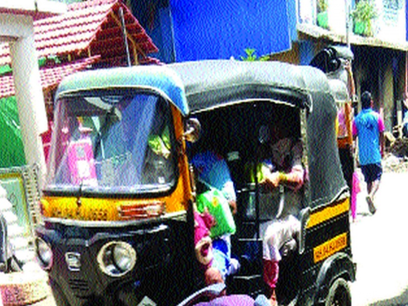 Rickshaw business hit by closure of local services | लोकलसेवा बंद असल्याचा रिक्षाव्यवसायाला फटका