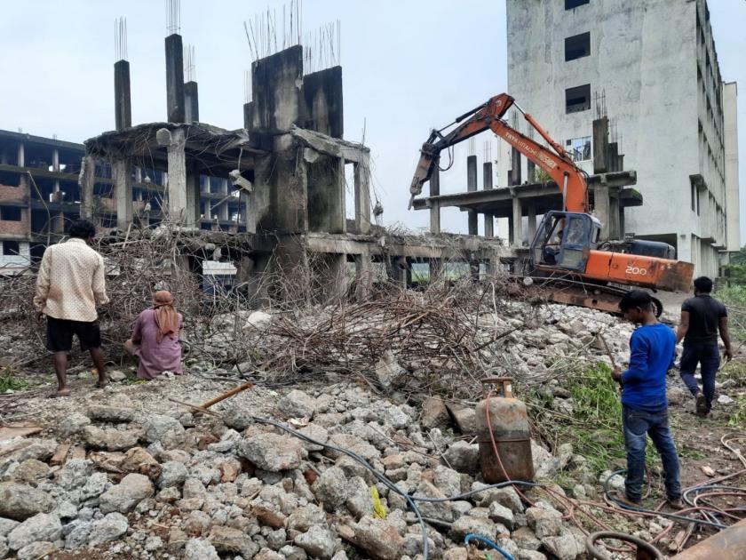 The illegal building on DP road was demolished by the builder himself in KDMC | डीपी रस्त्याच्या आड येणारी बेकायदा इमारत बिल्डरने स्वत:हून पाडली
