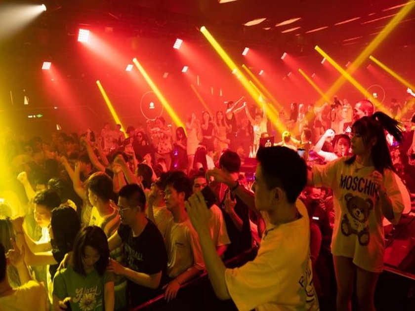 shameles! The nightclub in Wuhan started loudly, no social distance corona birthplace | निर्लज्जपणाचा कळस! जगाची झोप उडवून वूहानमधील नाइट क्लब जोरात सुरू