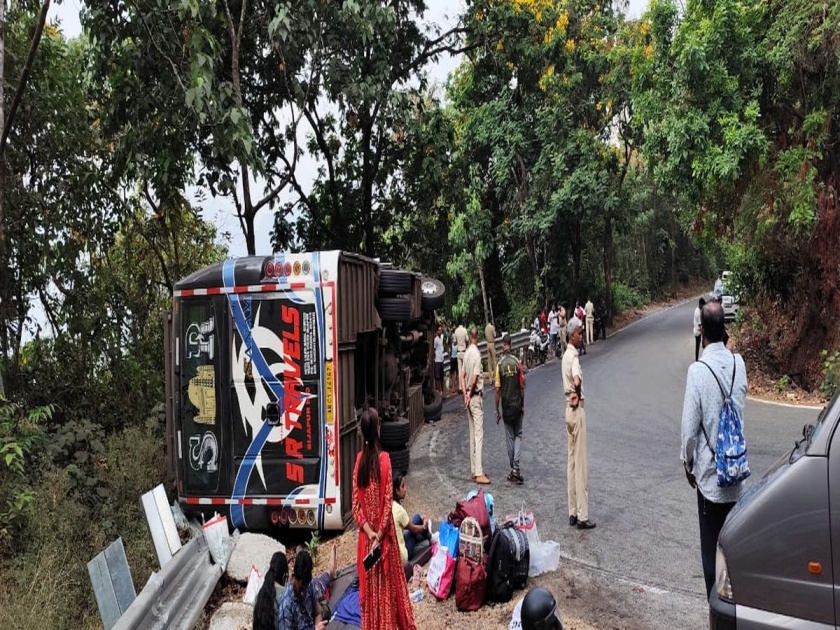 Private comfort bus overturns at Chorla Ghat, twelve passengers injured | चोर्ला घाटात खाजगी आराम बस उलटली, बारा प्रवासी जखमी 