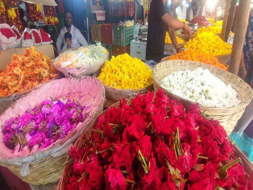Four thousand 254 quintals of flowers sold in four days at APMC flower market of Kalyan | कल्याणच्या एपीएमसी फूल मार्केटमध्ये चार दिवसात चार हजार २५४ क्विंटल फुलांची विक्री