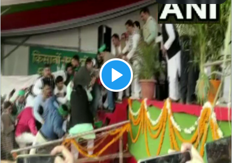 Video stage collapses in sp rld joint public rally in aligarh as rld leader jayant chaudhary reaches | Video - समाजवादी पार्टी आणि राष्ट्रीय लोक दलाच्या जाहीर सभेत मंच कोसळला, नेते पडले खाली