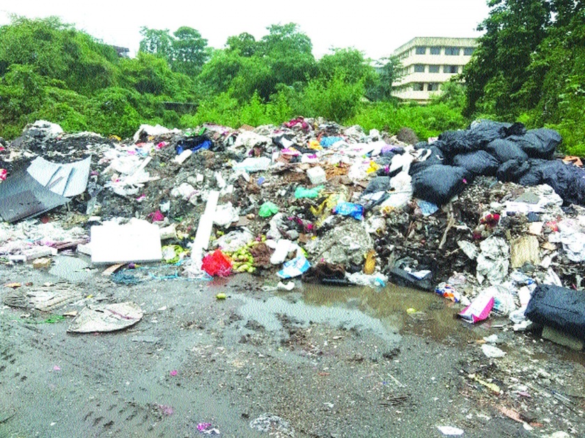Piles of debris in the MIDC area | एमआयडीसी परिसरामध्ये डेब्रिजचे ढिगारे