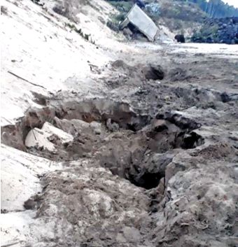 The plight of Nandgaon coast due to excavation | उत्खननामुळे नांदगाव किनाऱ्याची दुर्दशा