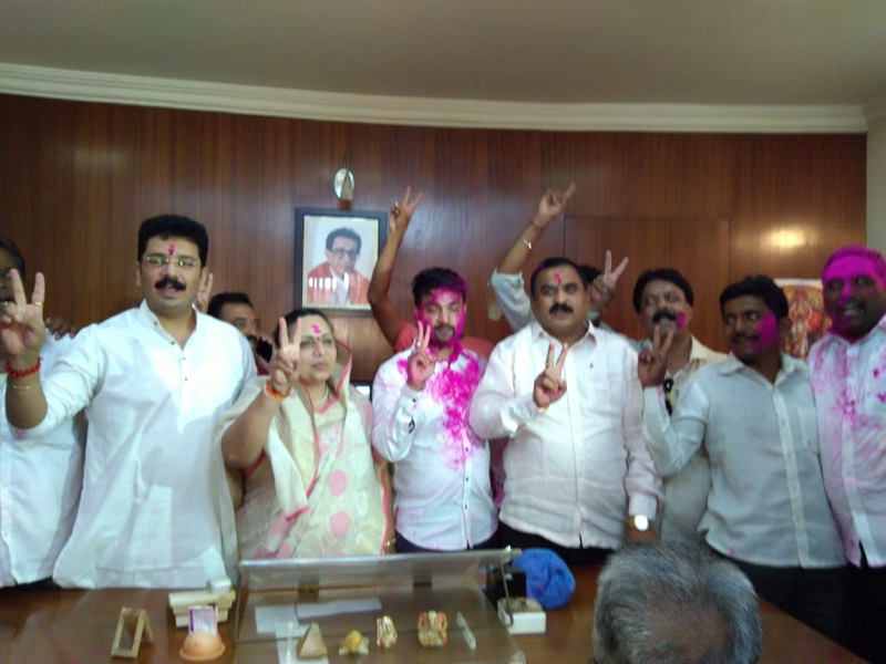 Hatkanangle Lok Sabha Election 2019 result Live: Raju Shetti's courageous Mane triple ... .... Destroy lost, Shiv Sena wins victory | हातकणंगले लोकसभा निवडणूक निकाल २०१९ : राजू शेट्टींचा धैर्यशील माने यांच्याकडून त्रिफळा.... हॅट्रीकला खो... शिवसेनेचा विजयी जल्लोष