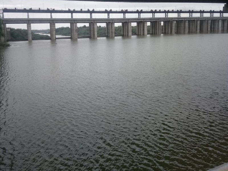 Godavari floods one day; Dhalegaon Bondhar filled 75 percent | एका दिवसाच्या पावसाने गोदावरीला पूर; ढालेगाव बंधारा ७५ टक्के भरला