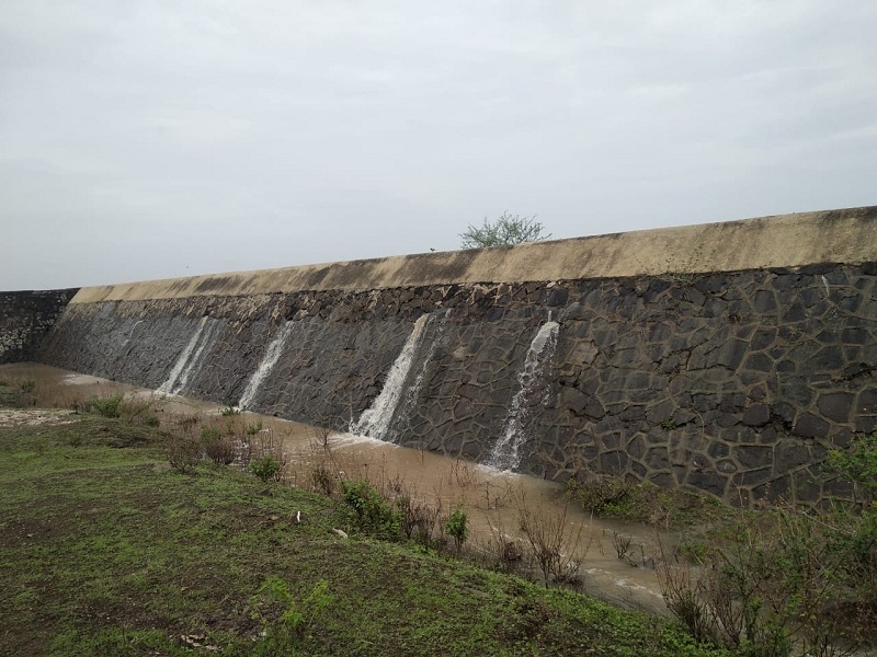Another dam in a dangerous position? Water comes from the crack of Dhamana dam's wall in Bhokardan | आणखी एक धरण धोकादायक स्थितीत ? भोकरदनमधील धामना धरणाच्या सांडव्यातून पाणी गळीत