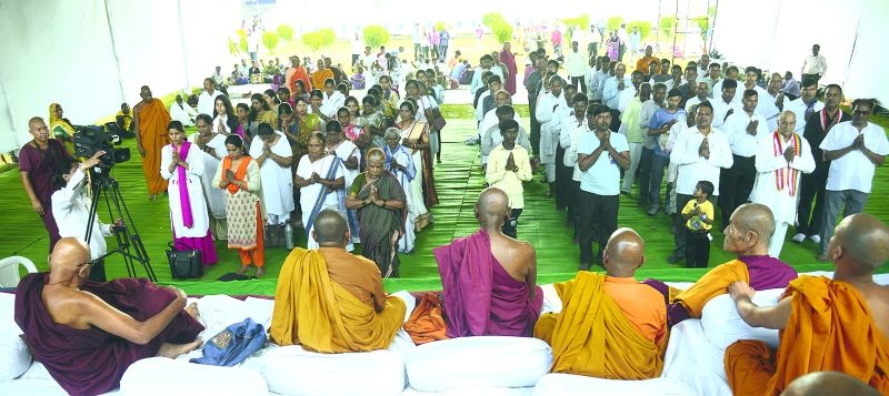 Dikshabhomi : five thousand followers initiation Baudha Dhamma | दीक्षाभूमी :  पाच हजार अनुयायांनी घेतली बौद्ध धम्माची दीक्षा 