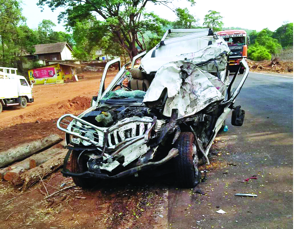 Three killed in a road accident in Dhamani, one serious | धामणी येथे अपघातात तीन ठार, एक गंभीर