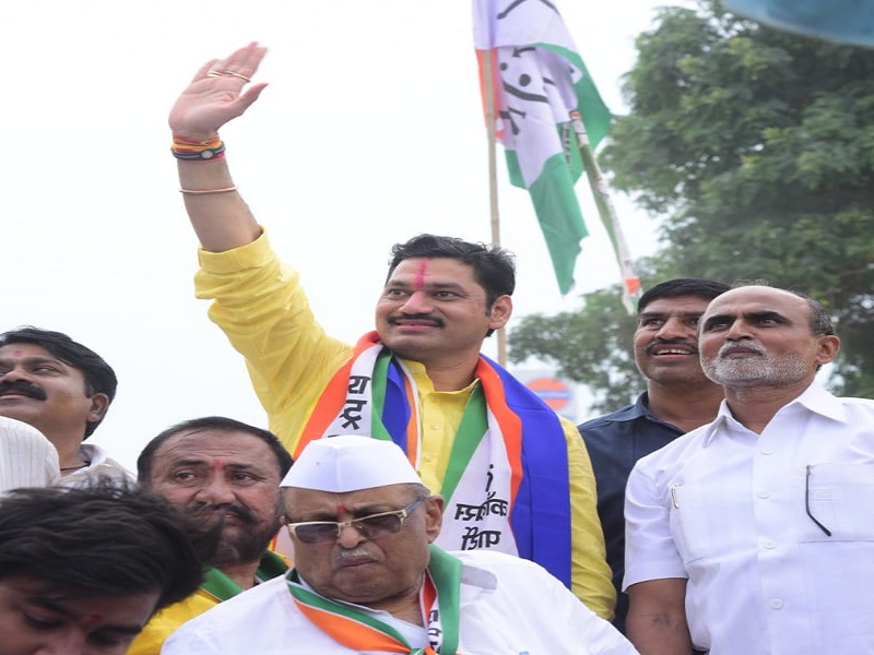 Maharashtra Assembly Election 2019 : Dhananjay Munde's application was filed with the blessings of Gopinathgadh | Maharashtra Assembly Election 2019 : गोपीनाथ गडाचा आशीर्वाद घेऊन धनंजय मुंडे यांचा अर्ज दाखल