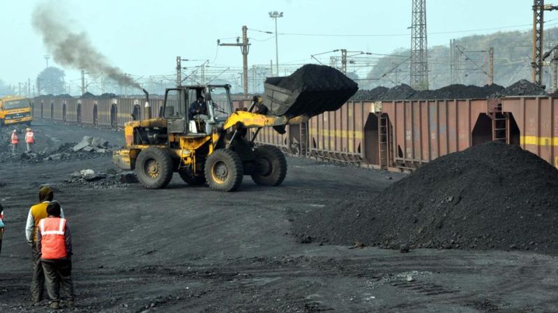 Demand for coal increased in Chandrapur district; Transport of 1 lakh 20 thousand tons per day | चंद्रपूर जिल्ह्यातील कोळशाची मागणी वाढली; दररोज १ लाख २० हजार टनाची वाहतूक