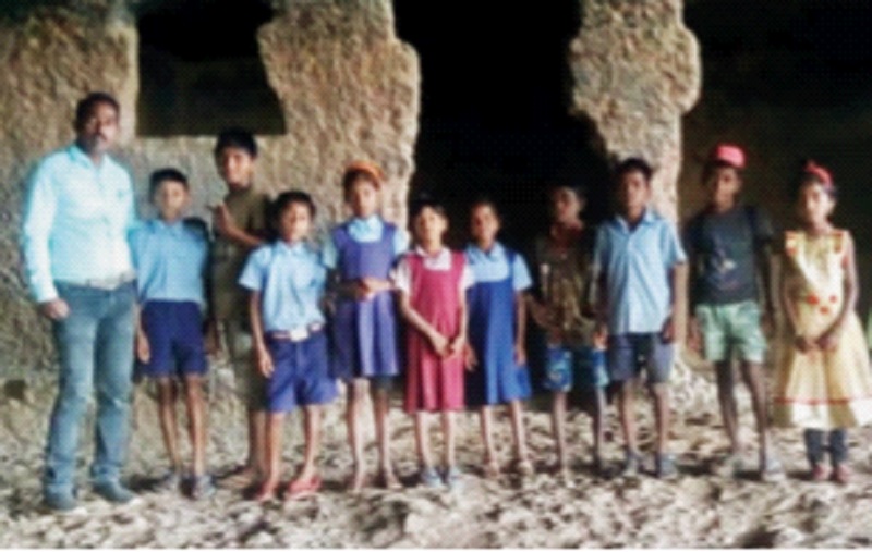 students of Dhangarwadi Initiatives for conservation of caves , information about ancient Nenavali caves taken from the cleaning campaign | धनगरवाडीतील चिमुकल्यांचा लेणी संवर्धनासाठी पुढाकार, स्वच्छता मोहिमेतून घेतली प्राचीन नेणवली लेण्यांची माहिती