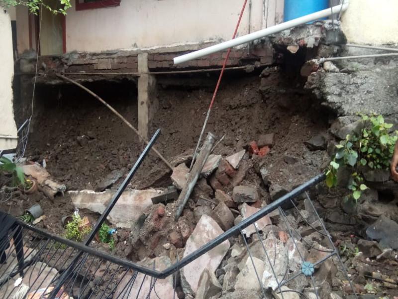 wall collapses in Pune; incident in Dhankawadi area | पुण्यात सीमा भिंत कोसळली ; धनकवडी भागातील घटना 