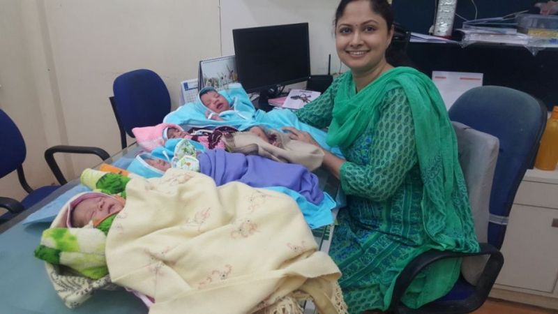 Welcome to the hospital of four 'Savitri' who took birth of girl child! | बुलडाणा : बालिकादिनी जन्म घेणा-या चार ‘सावित्रीं’चे रुग्णालय प्रशासनाने केले स्वागत!