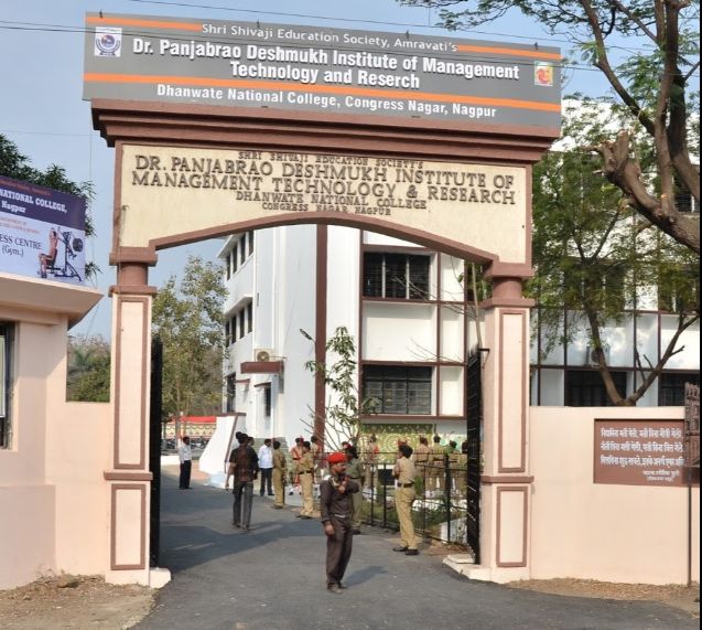 Appointed of ineligible candidate for Dhanwate College's Principal : Ravindra Shobhane's allegation | धनवटे कॉलेजच्या प्राचार्यपदी अपात्र उमेदवाराची नियुक्ती :रवींद्र शोभणे यांचा आरोप
