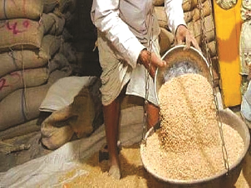    Raids on five ration shops in Shevgaon; Differences in surplus grain | शेवगावात पाच रेशन दुकानांवर छापा; शिल्लक धान्यसाठ्यात तफावत