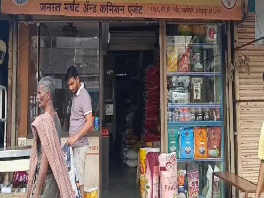 Thieves broke into grain shops in Lakshmipuri in Kolhapur, looted cash worth one and a half lakh | Kolhapur: लक्ष्मीपुरीत चोरट्यांनी धान्य दुकाने फोडली, दीड लाखाची रोकड लंपास 