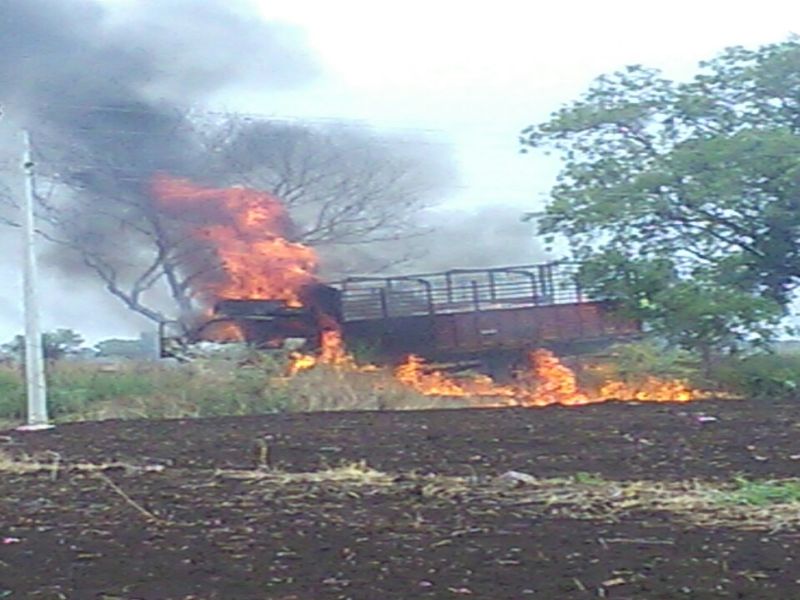 Thunder of the Burning truck near Savkhed | सावखेड्याजवळ द बर्निग ट्रक चा थरार