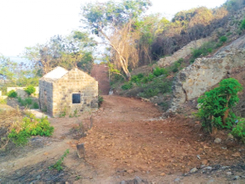 The Dharavi fort, the archaeological department's neutrality? | धारावी किल्ल्याचे संवर्धन की, पुरातत्त्व विभागाची बेजबाबदारी ?