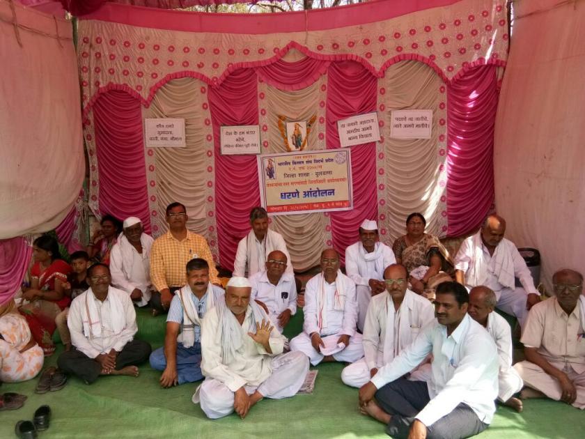 In front of Buldhana Collectorate, the Bharatiya Kisan Sangh agitation | बुलडाणा जिल्हाधिकारी कार्यालयासमोर भारतीय किसान संघाचे धरणे 