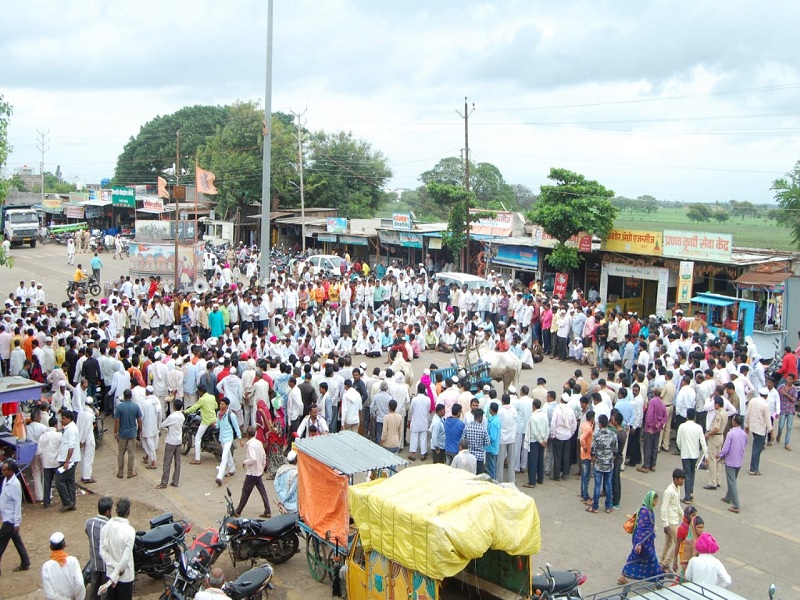 All-party Rastaroco agitation in Dharur for crop insurance | पिकविम्यासाठी धारूरमध्ये सर्व पक्षीय रस्तारोको आंदोलन
